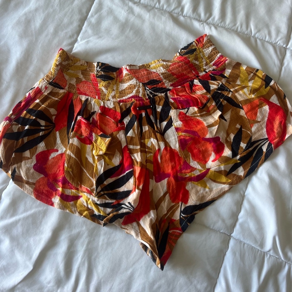 Billabong beachy flower shorts
